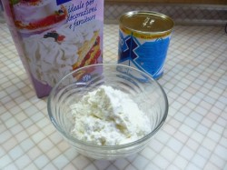 название картинки Бисквитный торт с творожным кремом и лесными ягодами