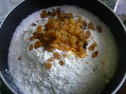 Быстрый пирог с изюмом - шаг 3