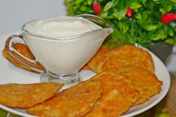 Блинчики из икры карпа с соусом