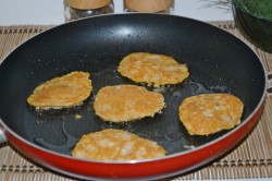 Блинчики из икры карпа с соусом