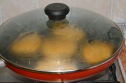 Блинчики из икры карпа с соусом