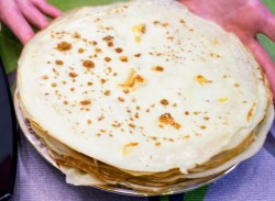 название картинки Фруктовые блинчики на молоке с абрикосовой начинкой