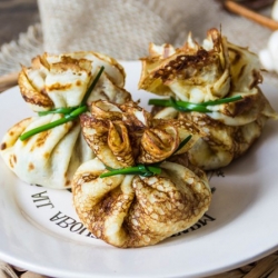 Блинные мешочки с курицей и грибами