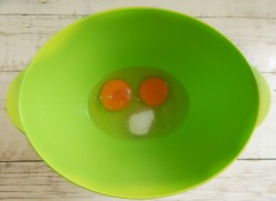 Блины на воде с яйцами тонкие с дырочками