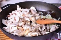 название картинки Блины с грибами под голландским соусом