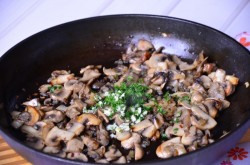 название картинки Блины с грибами под голландским соусом