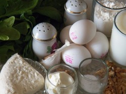 Блины со шпинатом с начинкой из сыра, чеснока и орехов