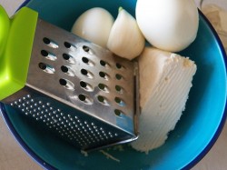 Блины со шпинатом с начинкой из сыра, чеснока и орехов