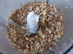 Блины со шпинатом с начинкой из сыра, чеснока и орехов