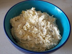 Блины со шпинатом с начинкой из сыра, чеснока и орехов