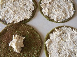 Блины со шпинатом с начинкой из сыра, чеснока и орехов
