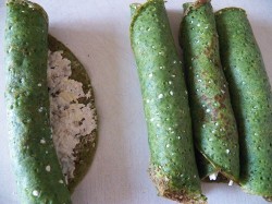 Блины со шпинатом с начинкой из сыра, чеснока и орехов