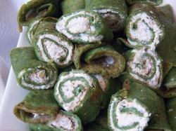 Блины со шпинатом с начинкой из сыра, чеснока и орехов