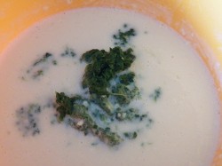 Блины со шпинатом с начинкой из сыра, чеснока и орехов