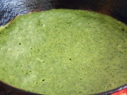 Блины со шпинатом с начинкой из сыра, чеснока и орехов