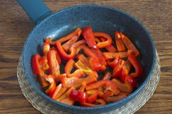 название картинки Болгарский перец с помидорами на сковороде