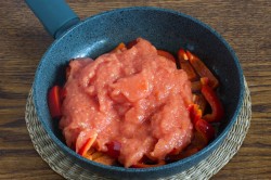 название картинки Болгарский перец с помидорами на сковороде