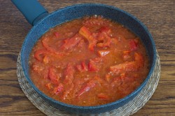 название картинки Болгарский перец с помидорами на сковороде