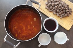 Горячий борщ из маринованной свеклы - шаг 11