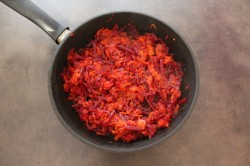 Горячий борщ из маринованной свеклы - шаг 7