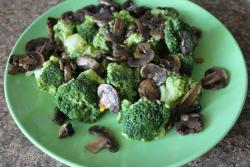 Брокколи с шампиньонами и имбирем