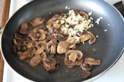 Брокколи с шампиньонами и имбирем