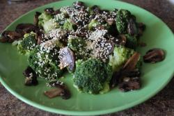 Брокколи с шампиньонами и имбирем
