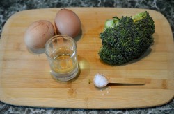 Брокколи с яйцом на сковороде