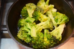 Брокколи с яйцом на сковороде