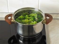 Брокколи в сливочном соусе