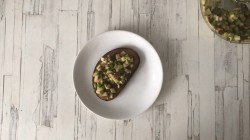 название картинки Брускетта с авокадо и грушей