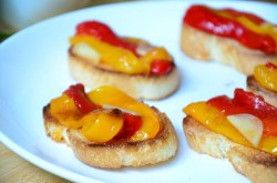 название картинки Брускетта с маринованным перцем и фетой