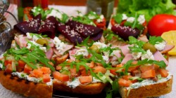 Брускетта с творожным сыром по итальянски