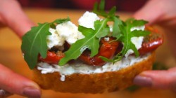 Брускетта с творожным сыром по итальянски