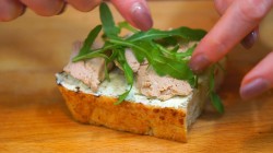 Брускетта с творожным сыром по итальянски