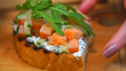 Брускетта с творожным сыром по итальянски