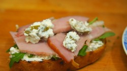 Брускетта с творожным сыром по итальянски