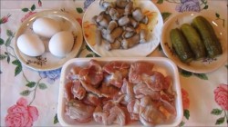 Бюджетный салат с куриными желудками и жаренными грибами