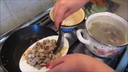 Бюджетный салат с куриными желудками и жаренными грибами