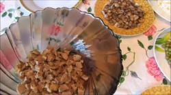 Бюджетный салат с куриными желудками и жаренными грибами