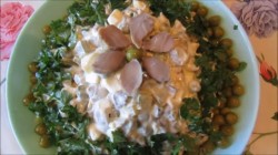 Бюджетный салат с куриными желудками и жаренными грибами