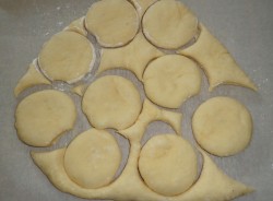 Булочки с джемом из дрожжевого теста - шаг 10 Булочки с джемом из дрожжевого теста - шаг 10