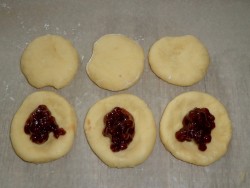 Булочки с джемом из дрожжевого теста - шаг 11 Булочки с джемом из дрожжевого теста - шаг 11