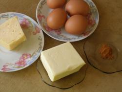 название картинки Бутерброды с черным хлебом, сыром и яйцами