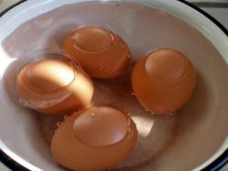 название картинки Бутерброды с черным хлебом, сыром и яйцами