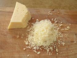 название картинки Бутерброды с черным хлебом, сыром и яйцами