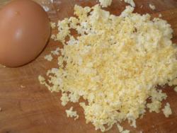 название картинки Бутерброды с черным хлебом, сыром и яйцами