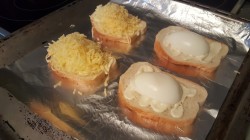 название картинки Бутерброд с яйцом и сыром горячий