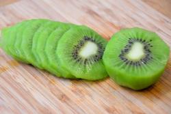 название картинки Бутерброд с киви и чесноком