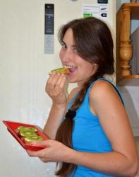 название картинки Бутерброд с киви и чесноком